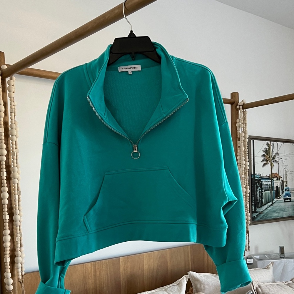WEWOREWHAT cropped turquoise Sweatshirt great for the beach !